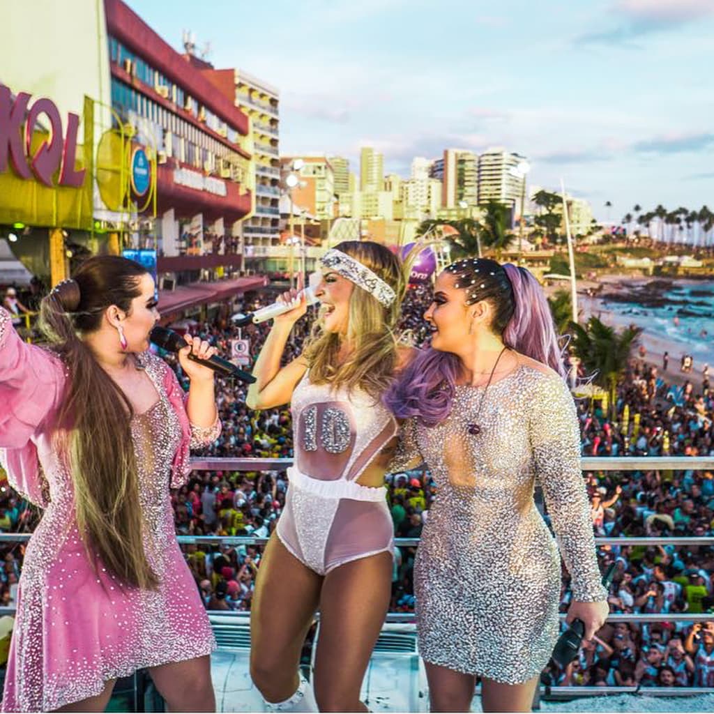 https://api.paranaibafm.com.br/mundo-dos-artistas/maiara-e-maraisa-puxam-trio-eletrico-com-claudia-leitte-em-salvador/attachment/2-9/