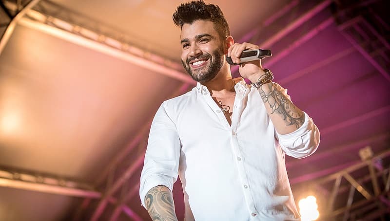 https://api.paranaibafm.com.br/mundo-dos-artistas/noticias/video-gusttavo-lima-surpreende-fa-com-ato-de-solidariedade-em-show/attachment/guu-2/