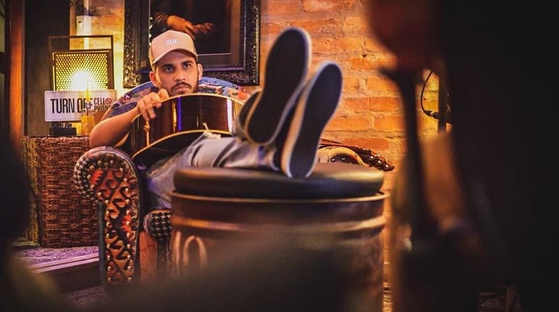https://api.paranaibafm.com.br/mundo-dos-artistas/noticias/gustavo-mioto-lanca-o-single-contramao/attachment/0/