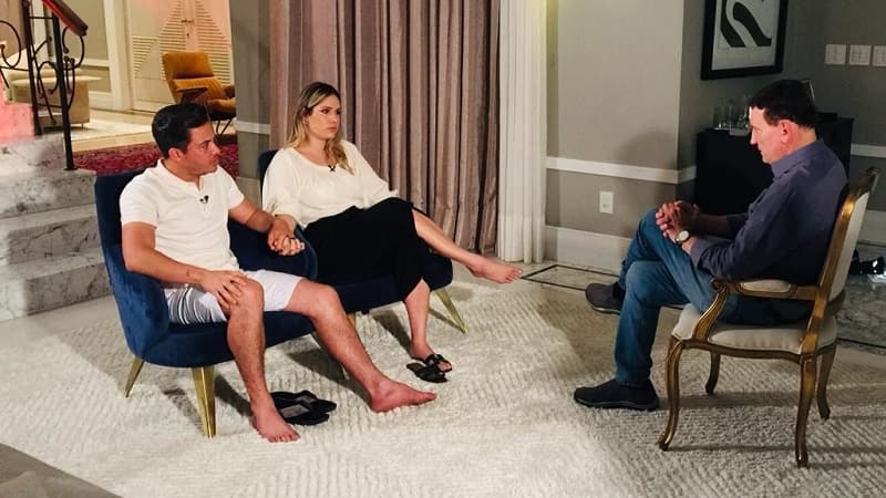 https://api.paranaibafm.com.br/mundo-dos-artistas/noticias/safadao-e-esposa-falam-sobre-acao-contra-haters-em-programa-de-tv/attachment/safadao-20/