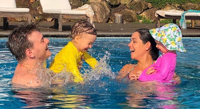 https://api.paranaibafm.com.br/mundo-dos-artistas/noticias/michel-telo-e-thais-se-divertem-com-os-filhos-em-piscina/attachment/telo-10/