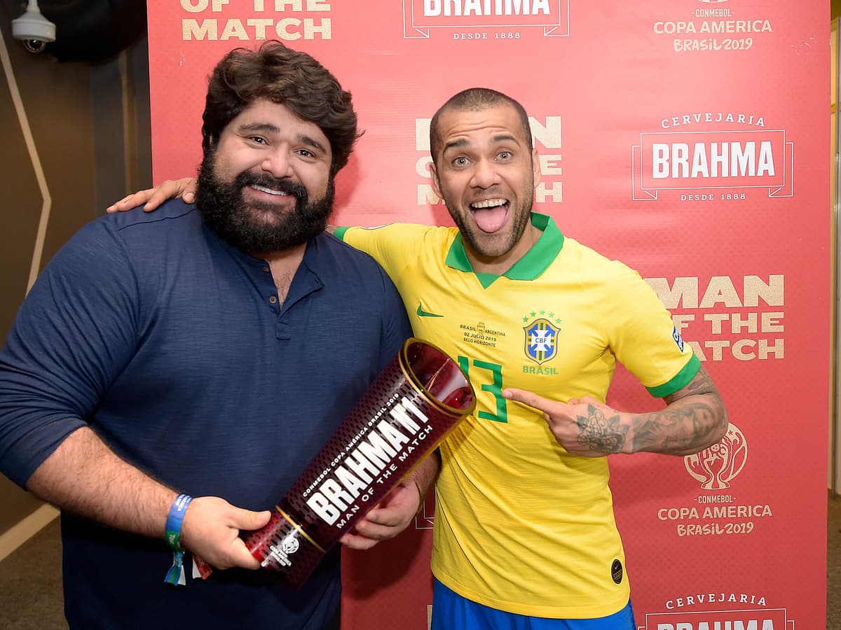 https://api.paranaibafm.com.br/mundo-dos-artistas/fabiano-menotti-entrega-trofeu-a-daniel-alves-na-copa-america/attachment/fabiano-e-daniel/