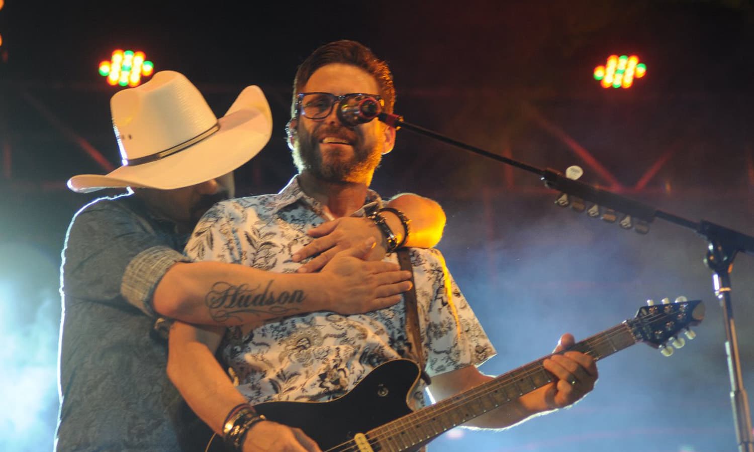 https://api.paranaibafm.com.br/mundo-dos-artistas/em-noite-quente-edson-hudson-abrem-a-segunda-semana-do-camaru-2019/attachment/edson-e-hudson-1/