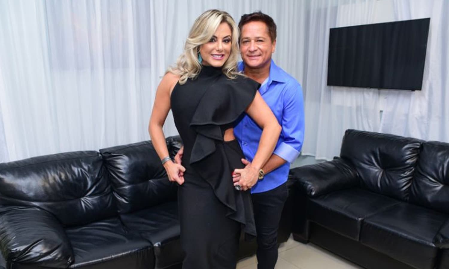 https://api.paranaibafm.com.br/mundo-dos-artistas/leonardo-completa-23-anos-de-casado-e-ganha-declaracao-de-amor-sincerona/attachment/leonardo-poliana-rocha/
