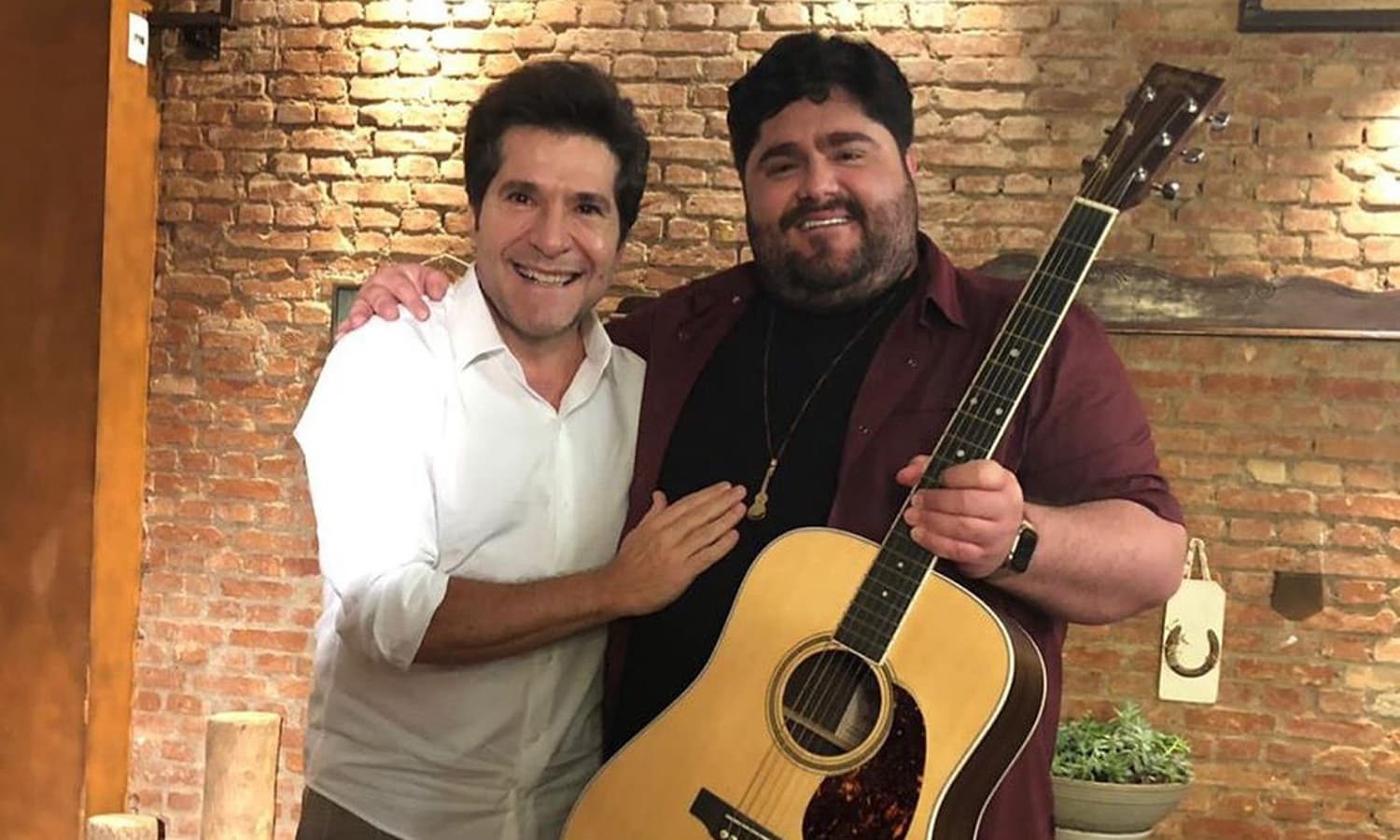 https://api.paranaibafm.com.br/mundo-dos-artistas/cesar-menotti-da-dupla-com-fabiano-ganha-presente-de-daniel-trofeu/attachment/cesar-menotti-daniel/