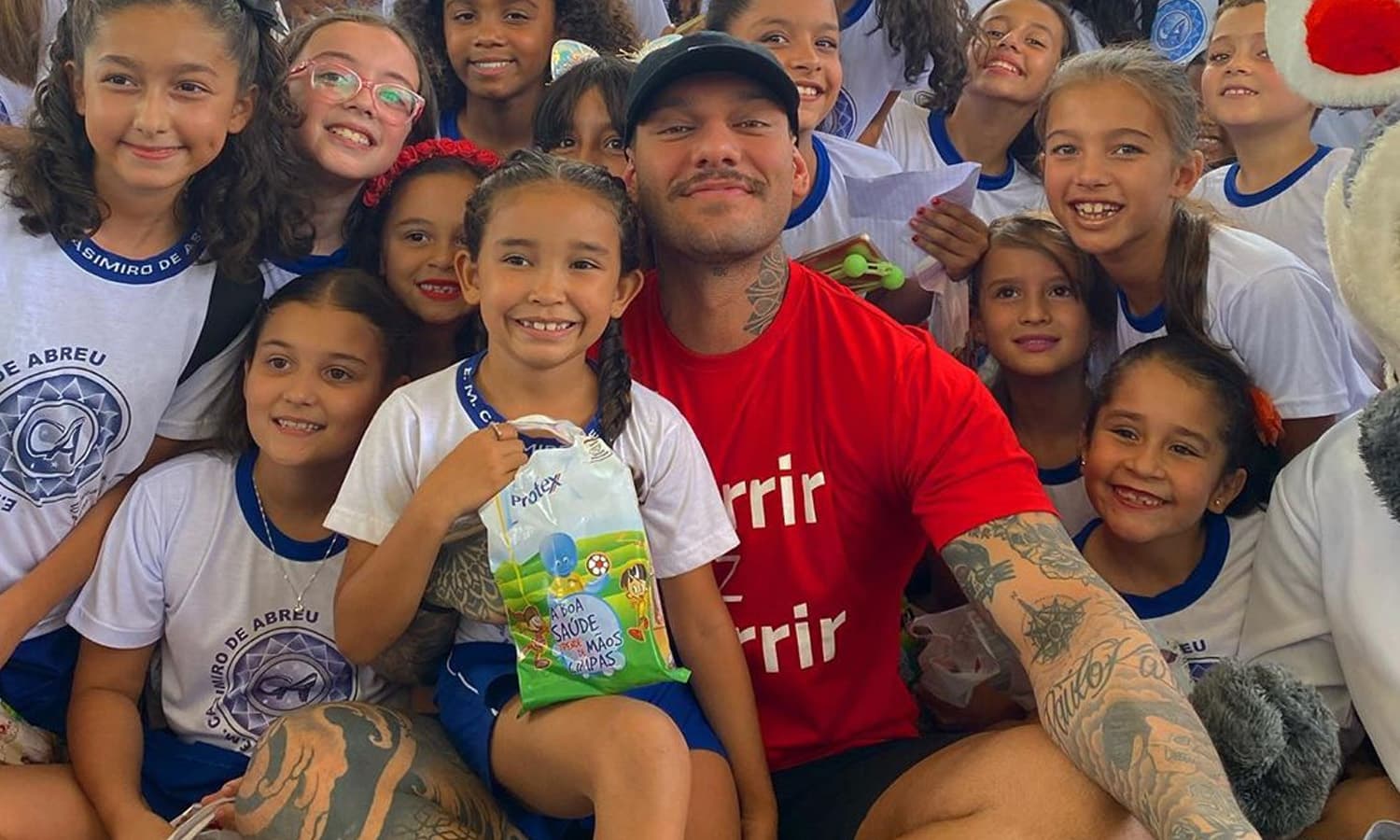 https://api.paranaibafm.com.br/mundo-dos-artistas/lucas-lucco-visita-escolas-de-sua-cidade-natal-com-campanha-solidaria/attachment/lucas-sorrir/