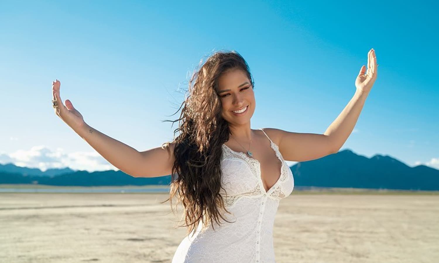 https://api.paranaibafm.com.br/mundo-dos-artistas/simone-chega-a-100-mil-inscritos-no-youtube-e-revela-perrengue-no-mexico/attachment/simone-100-k/
