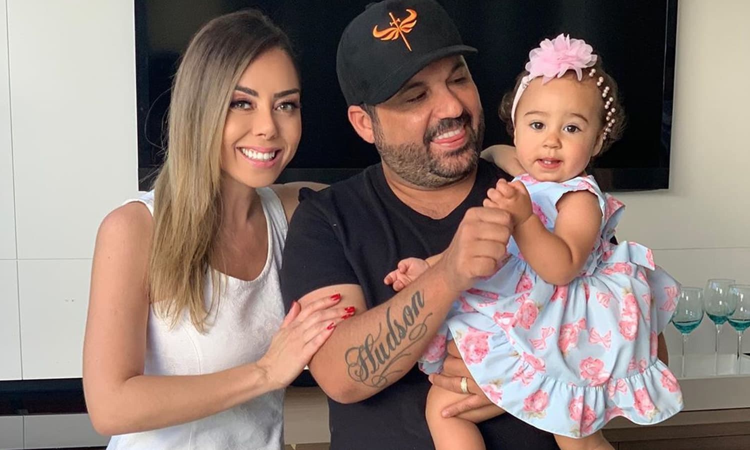 https://api.paranaibafm.com.br/mundo-dos-artistas/edson-lanca-canal-ao-lado-da-mulher-para-mostrar-rotina-em-familia/attachment/edson-em-familia/