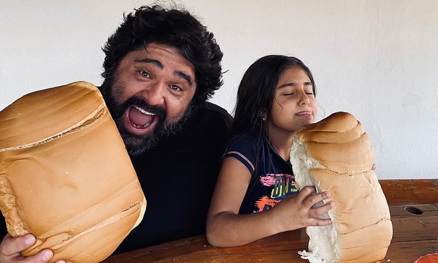 https://api.paranaibafm.com.br/mundo-dos-artistas/fabiano-menotti-mostra-pao-gigante-junto-com-a-filha-de-sete-anos/attachment/fabiano-menotti-filha/
