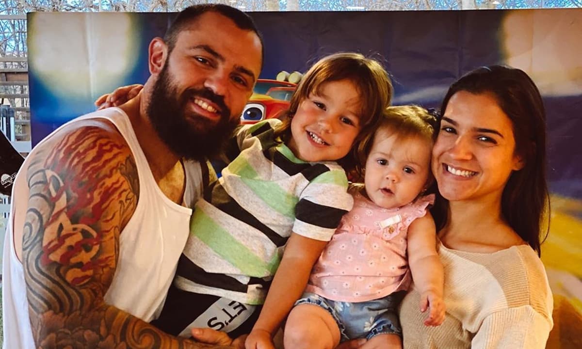 https://api.paranaibafm.com.br/mundo-dos-artistas/filha-de-mateus-flor-completa-1-ano-e-ganha-mensagem-da-mae/attachment/mateus-familia/