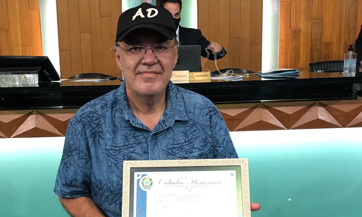 https://api.paranaibafm.com.br/mundo-dos-artistas/alexandre-dias-da-paranaiba-fm-recebe-titulo-de-cidadao-honorario/attachment/alexandre-dias-homenagem/