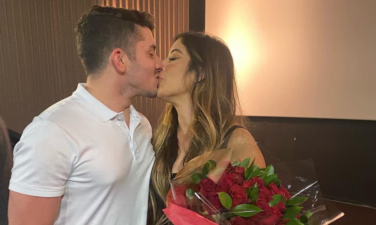 https://api.paranaibafm.com.br/mundo-dos-artistas/jonas-esticado-pede-namorada-em-casamento-no-cinema/attachment/jonas-esticado-noivado/