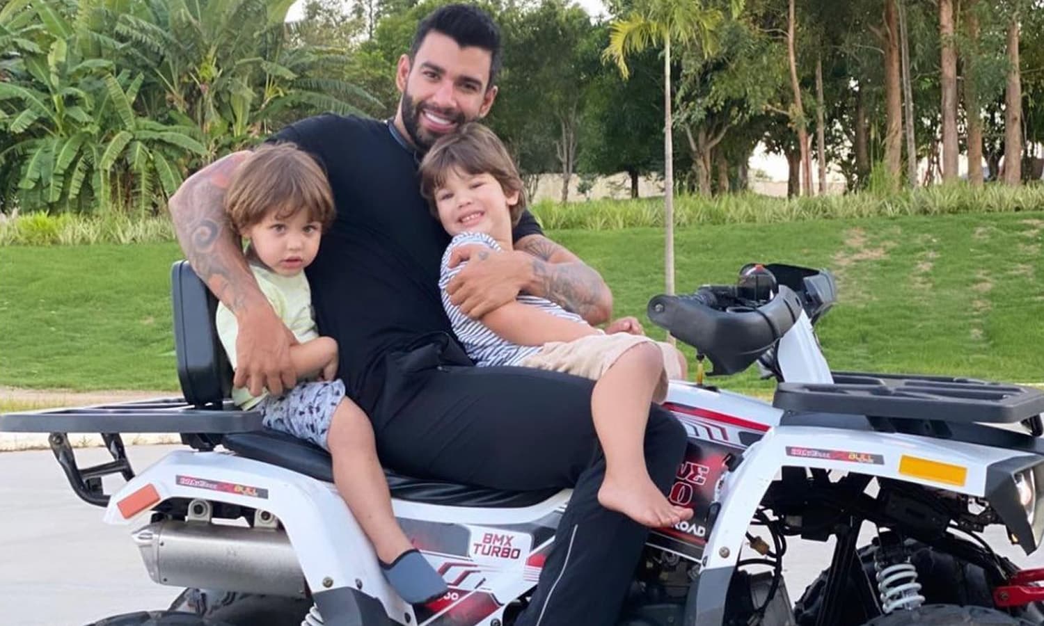 https://api.paranaibafm.com.br/mundo-dos-artistas/em-angra-gusttavo-lima-passa-dia-em-iate-com-os-filhos/attachment/gusttavo-filhos-angra/