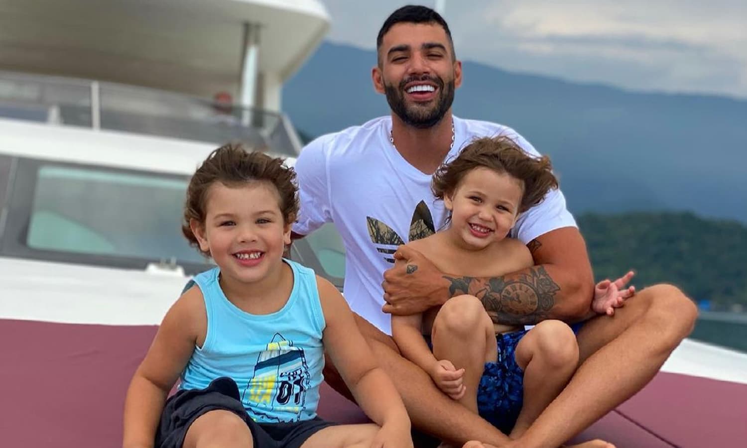 https://api.paranaibafm.com.br/mundo-dos-artistas/gusttavo-lima-se-diverte-com-filho-na-piscina-em-dia-de-calor/attachment/gusttavo-lima-filhos/