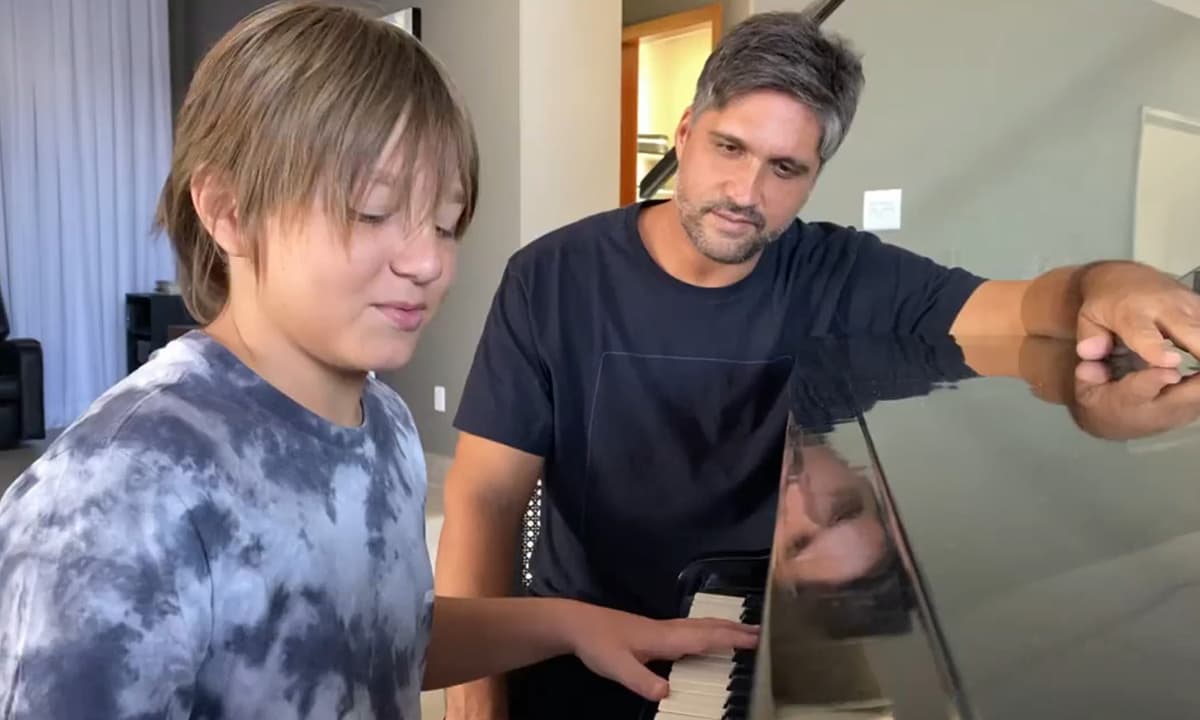 https://api.paranaibafm.com.br/mundo-dos-artistas/leo-canta-ao-lado-do-filho-no-piano-e-emociona-a-web/attachment/leo-chaves-antonio-piano/