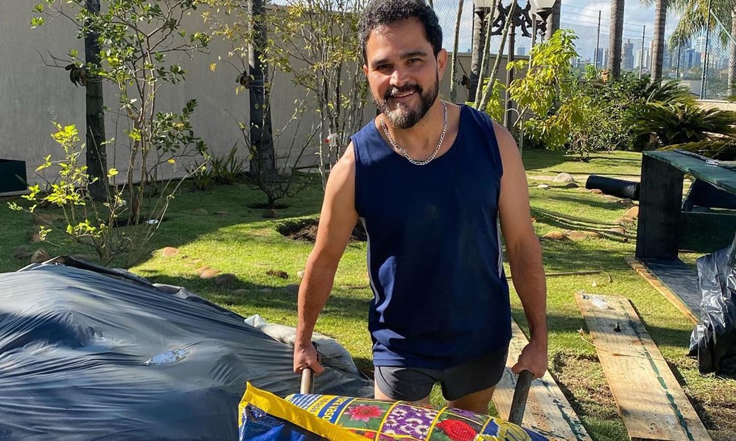 https://api.paranaibafm.com.br/mundo-dos-artistas/luciano-mostra-projeto-novo-em-horta-caseira/attachment/luciano-horta/