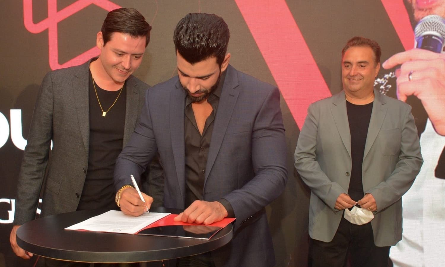 https://api.paranaibafm.com.br/mundo-dos-artistas/gusttavo-lima-assina-contrato-para-venda-de-shows-em-2022/attachment/gusttavo-assina-1/