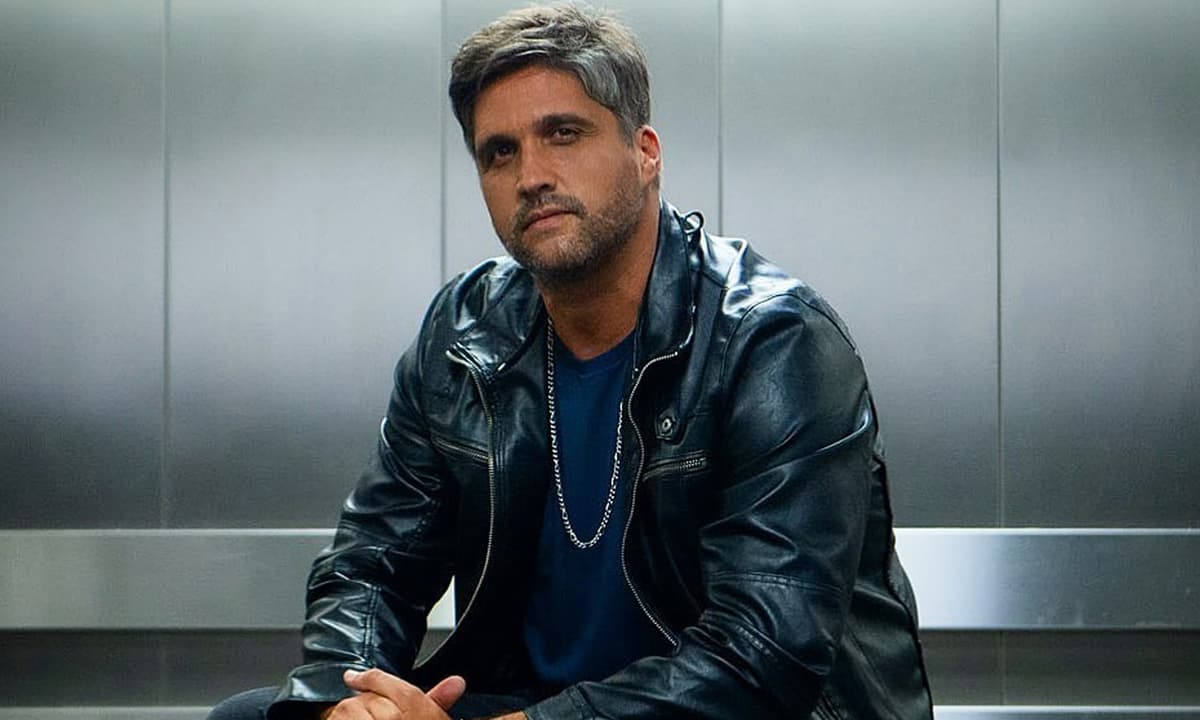 https://api.paranaibafm.com.br/mundo-dos-artistas/em-lancamento-leo-revela-proposta-indecente-r-100-mil-por-uma-noite/attachment/leo-chaves-proposta-idecente/