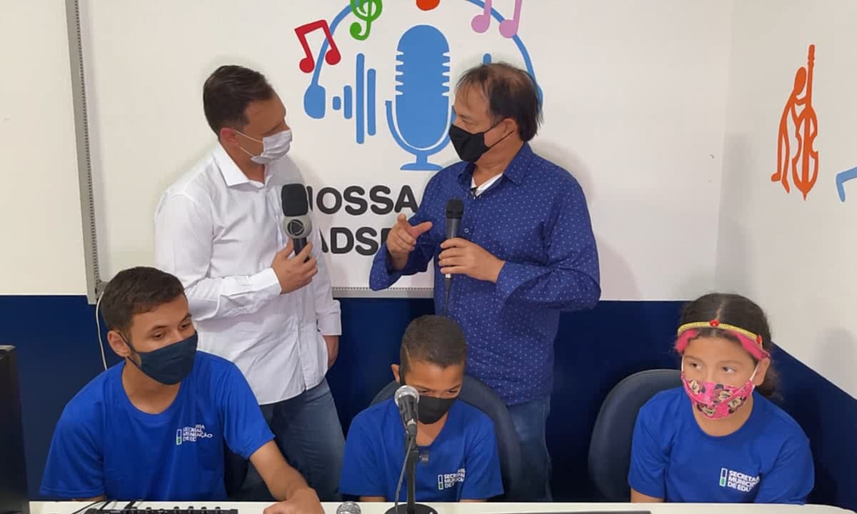 https://api.paranaibafm.com.br/mundo-dos-artistas/projeto-de-estudantes-de-uberlandia-usa-o-radio-para-interacao-e-comunicacao/attachment/materia-radio-escola/