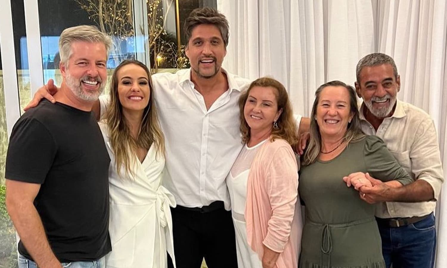 https://api.paranaibafm.com.br/mundo-dos-artistas/ao-lado-da-familia-leo-sela-uniao-com-carolina-figueira/attachment/leo-uniao-carolina/