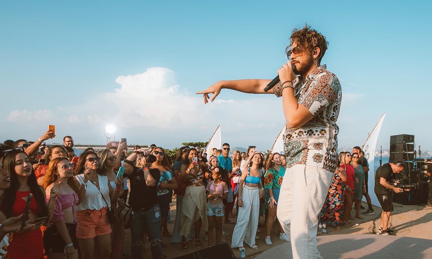 https://api.paranaibafm.com.br/mundo-dos-artistas/gustavo-mioto-lanca-pe-na-areia-parte-das-comemoracao-de-10-anos-de-carreira/attachment/gustavo-mioto-pe-na-areia-rj/