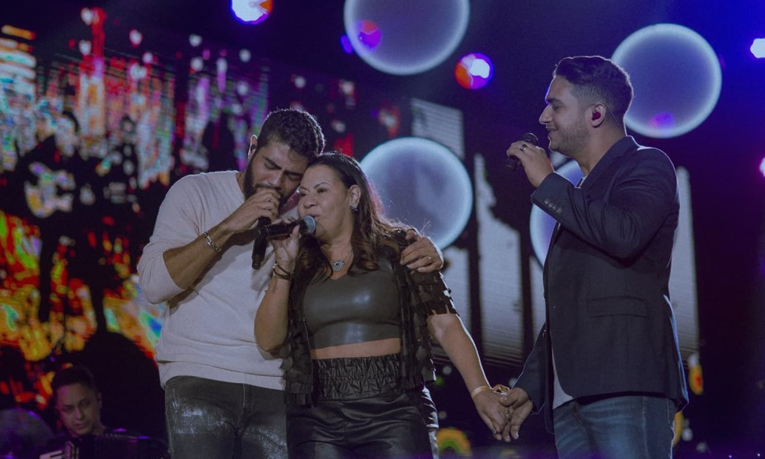 https://api.paranaibafm.com.br/mundo-dos-artistas/dona-ruth-canta-com-henrique-e-juliano-para-homenagear-marilia-mendonca/attachment/henrique-e-juliano-ruth-moreira/