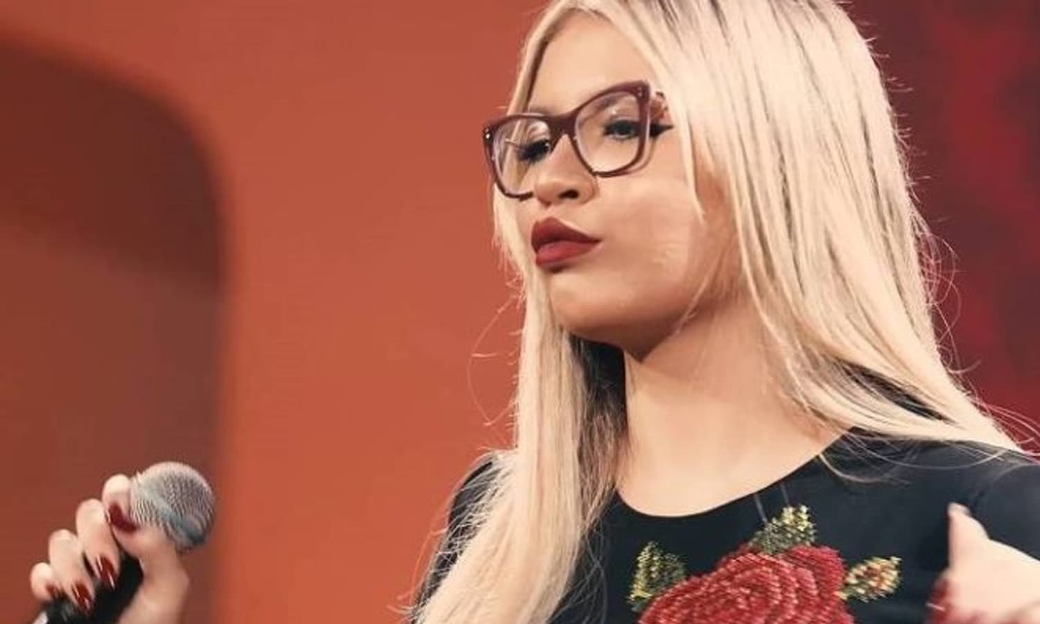 https://api.paranaibafm.com.br/mundo-dos-artistas/decretos-reais-atinge-3-milhoes-de-plays-em-24-horas-e-derruba-streaming/attachment/marilia-mendonca-decretos-reais-2/