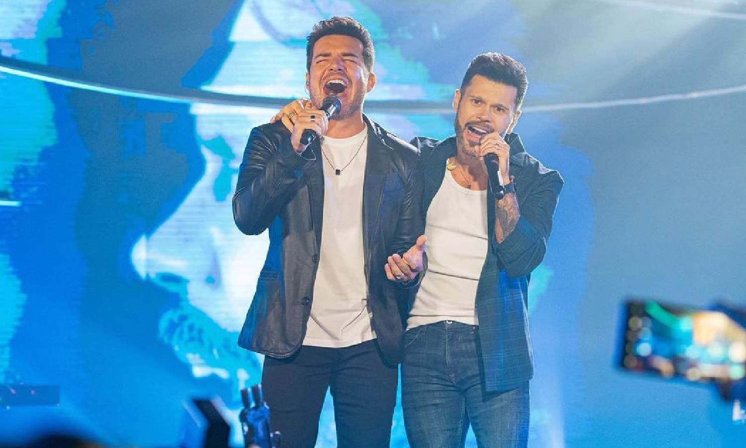 https://api.paranaibafm.com.br/mundo-dos-artistas/marcos-e-belutti-celebram-15-anos-de-carreira-com-novo-dvd-e-varios-convidados/attachment/mb-site/