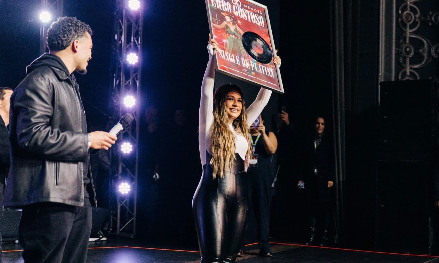 https://api.paranaibafm.com.br/mundo-dos-artistas/simone-mendes-ganha-single-de-platina-em-portugal-com-a-musica-erro-gostoso/attachment/simone-mendes-4/