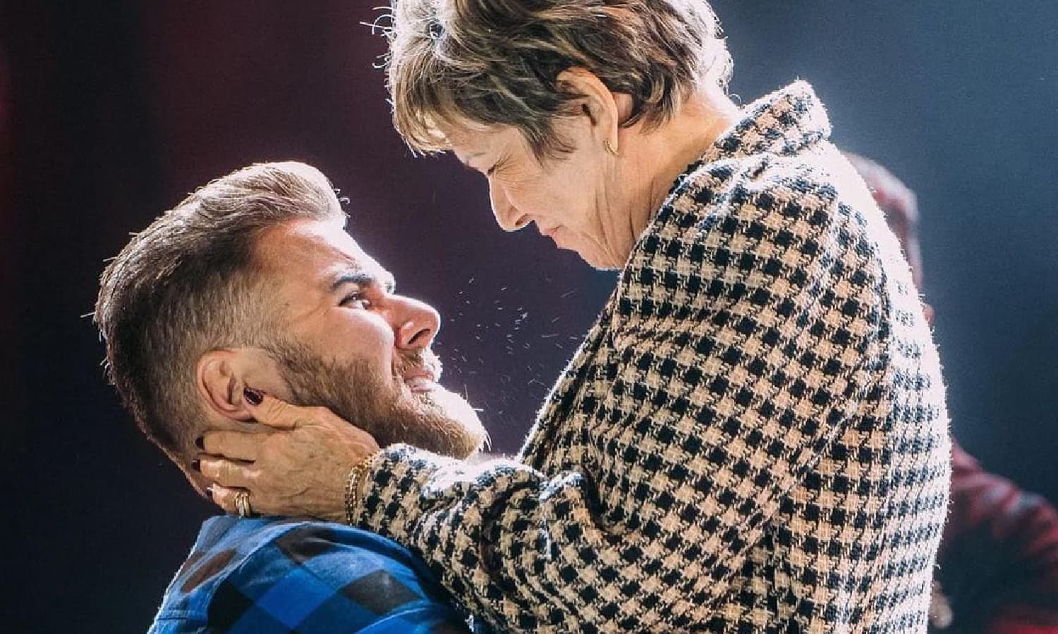 https://api.paranaibafm.com.br/mundo-dos-artistas/ze-neto-surpreende-a-mae-com-homenagem-no-palco/attachment/ze-neto-homenageia-a-mae/