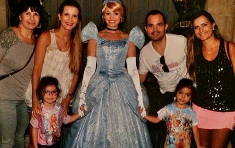 https://api.paranaibafm.com.br/mundo-dos-artistas/noticias/luciano-camargo-comemora-aniversario-das-filhas-na-disney_25-02-2014_81529-htm/attachment/bc25ae27f046890b82ca2f560ecf236d/
