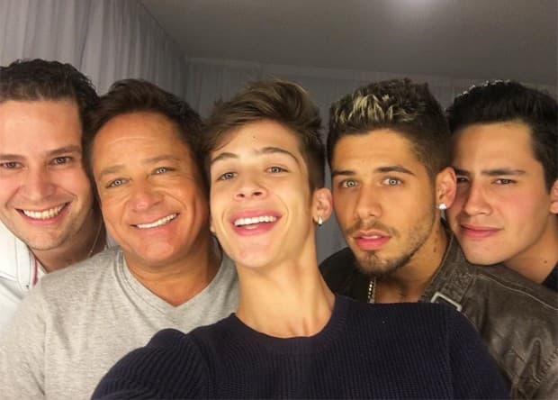 https://api.paranaibafm.com.br/mundo-dos-artistas/noticias/cantor-leonardo-posa-em-foto-com-os-quatro-filhos/attachment/l6/