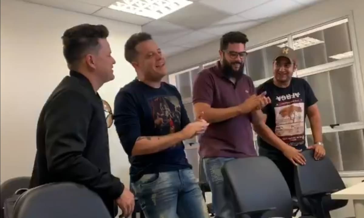 https://api.paranaibafm.com.br/mundo-dos-artistas/apos-conciliacao-henrique-e-juliano-e-joao-neto-e-frederico-cantam-juntos-em-audiencia/attachment/joao-neto-e-frederico-e-henrique-e-juliano/