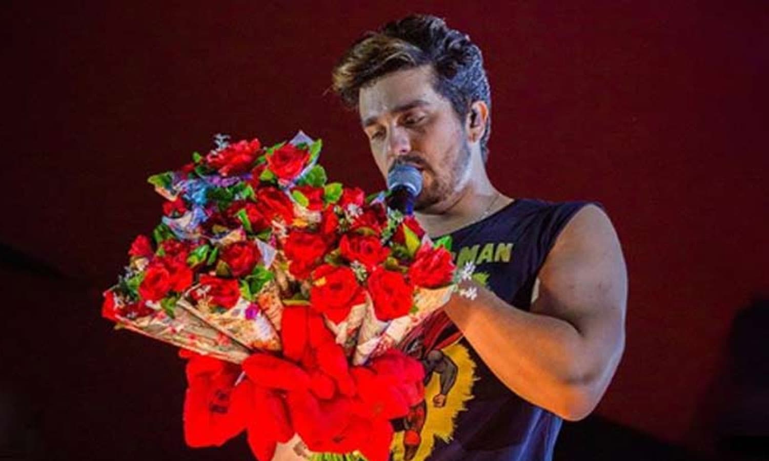 https://api.paranaibafm.com.br/mundo-dos-artistas/luan-santana-interrompe-show-e-emociona-fas-no-interior-de-sao-paulo/attachment/luan-flores/