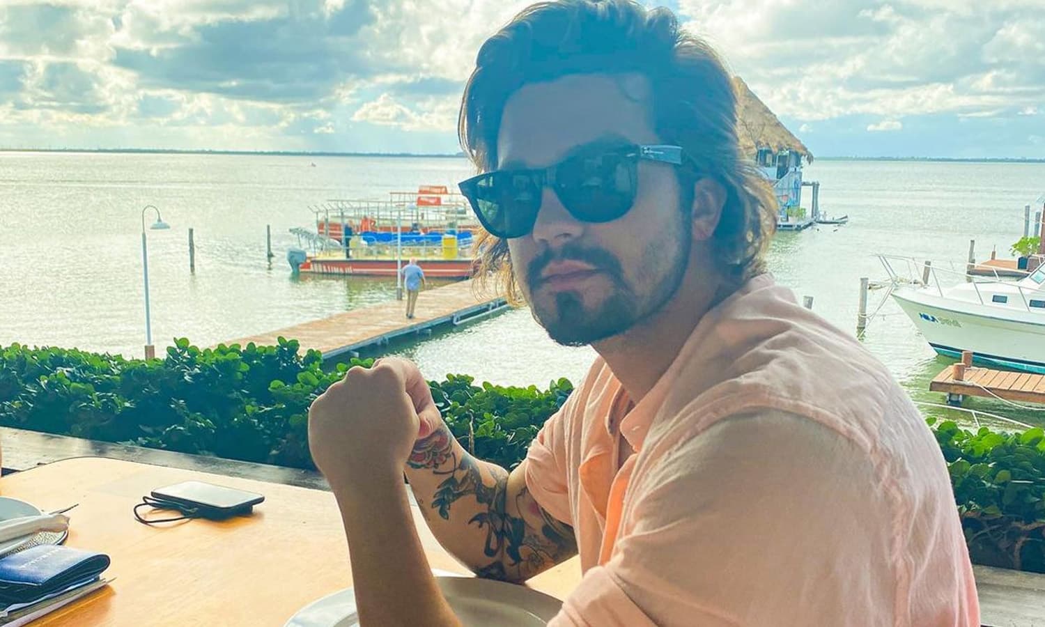 https://api.paranaibafm.com.br/mundo-dos-artistas/luan-santana-se-aproxima-de-seguidores-apos-reclamacao-de-fa-clubes/attachment/luan-aproxima/