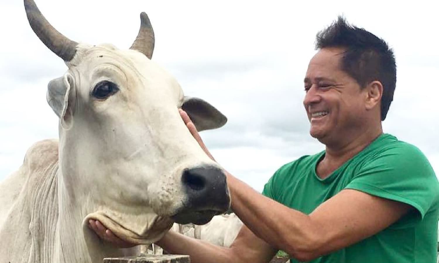 https://api.paranaibafm.com.br/mundo-dos-artistas/aviao-com-400-kg-de-drogas-invade-fazenda-de-leonardo-duas-pessoas-morreram/attachment/leo-invasao-site/
