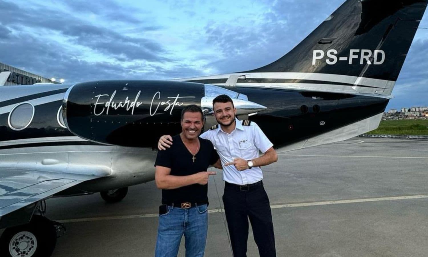 https://api.paranaibafm.com.br/mundo-dos-artistas/o-cantor-sertanejo-eduardo-costa-compra-jatinho-de-luxo/attachment/eduardo-costa-e-piloto-do-novo-jatinho/