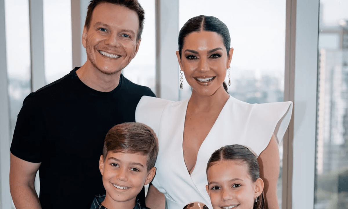 https://api.paranaibafm.com.br/mundo-dos-artistas/michel-telo-reune-familia-no-palco-durante-show-do-sertanejinho-do-telo-2/attachment/foto-site-paranaiba-fm-2026-05-11t124310-788/