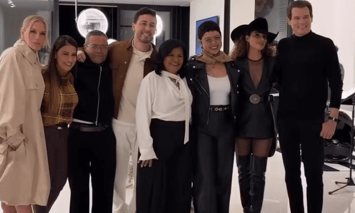 https://api.paranaibafm.com.br/mundo-dos-artistas/simone-mendes-recebe-famosos-em-festa-na-mansao/attachment/foto-site-paranaiba-fm-2026-05-28t092429-768/